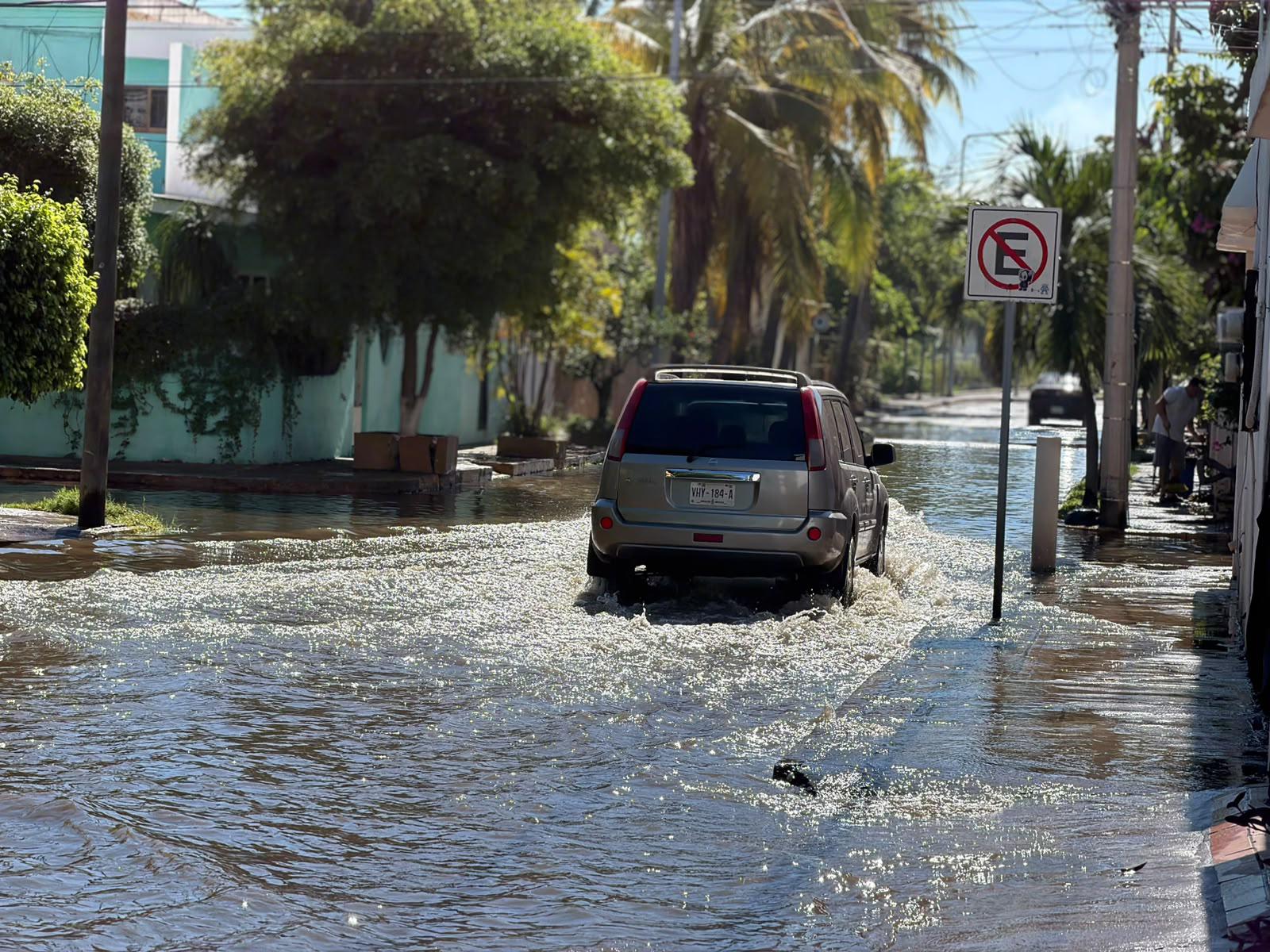 $!Desborde de Laguna del Camarón inunda vialidades y oculta riesgos en Mazatlán
