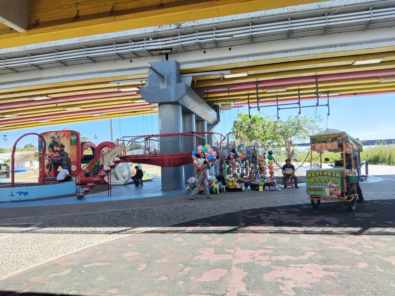 $!Reportan bajas ventas vendedores ambulantes del Parque Acuático de Culiacán