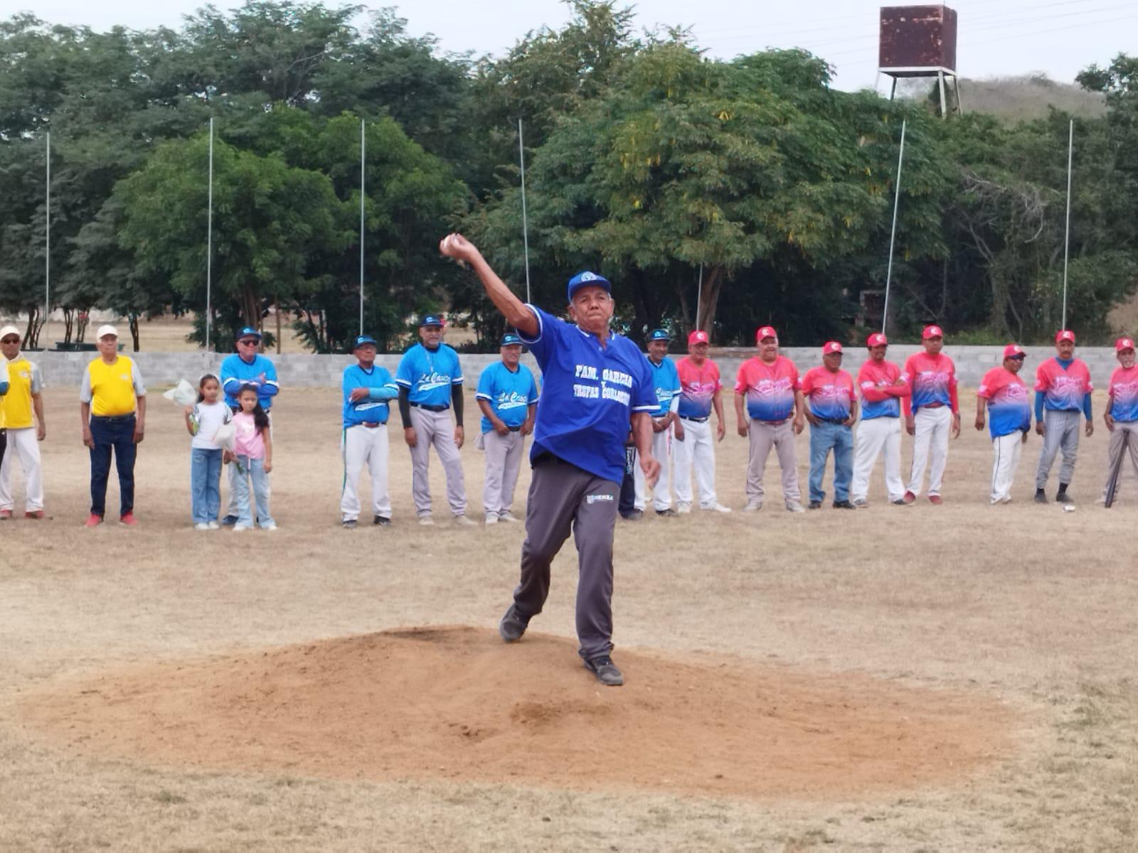 $!Reconocen a familia García Arauz en inauguración de Liga de Beisbol de 60 Años