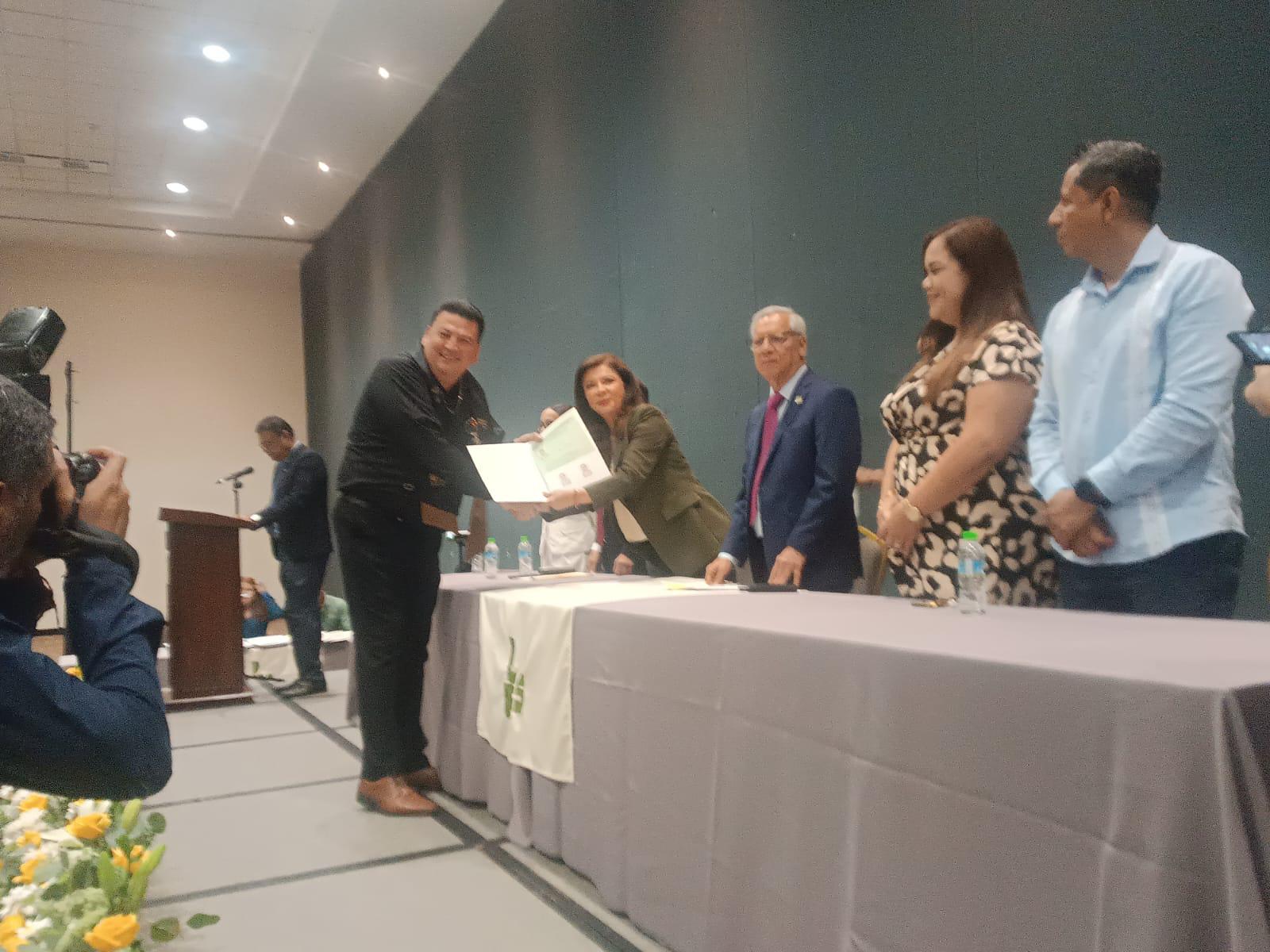 $!Reciben docentes de la UPES títulos de Maestría y Doctorado en ceremonia de graduación