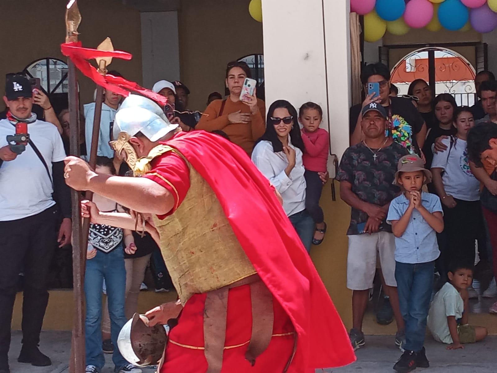 $!Mazatlecos y turistas atestiguan el Viacrucis Viviente en calles del Centro de puerto