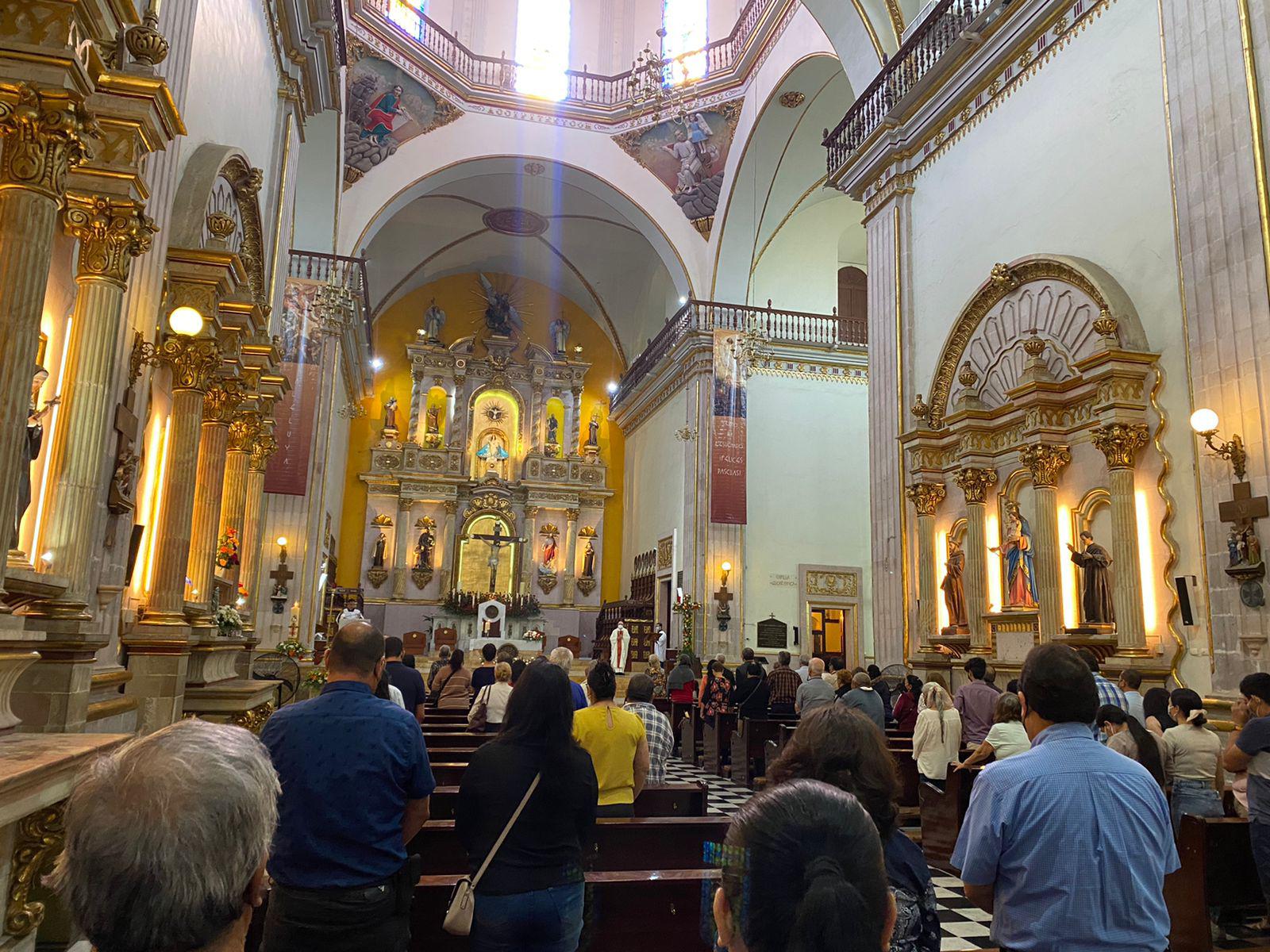 $!En Culiacán, feligreses acuden a misa en Domingo de Resurrección