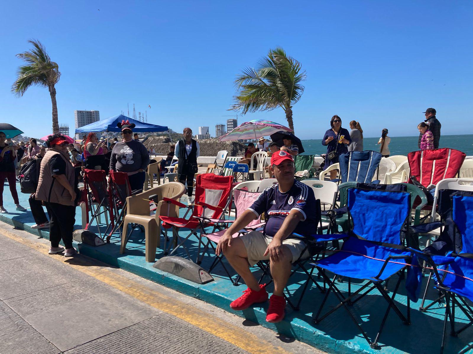 $!Llegan miles de personas al paseo costero para ver el primer desfile del Carnaval