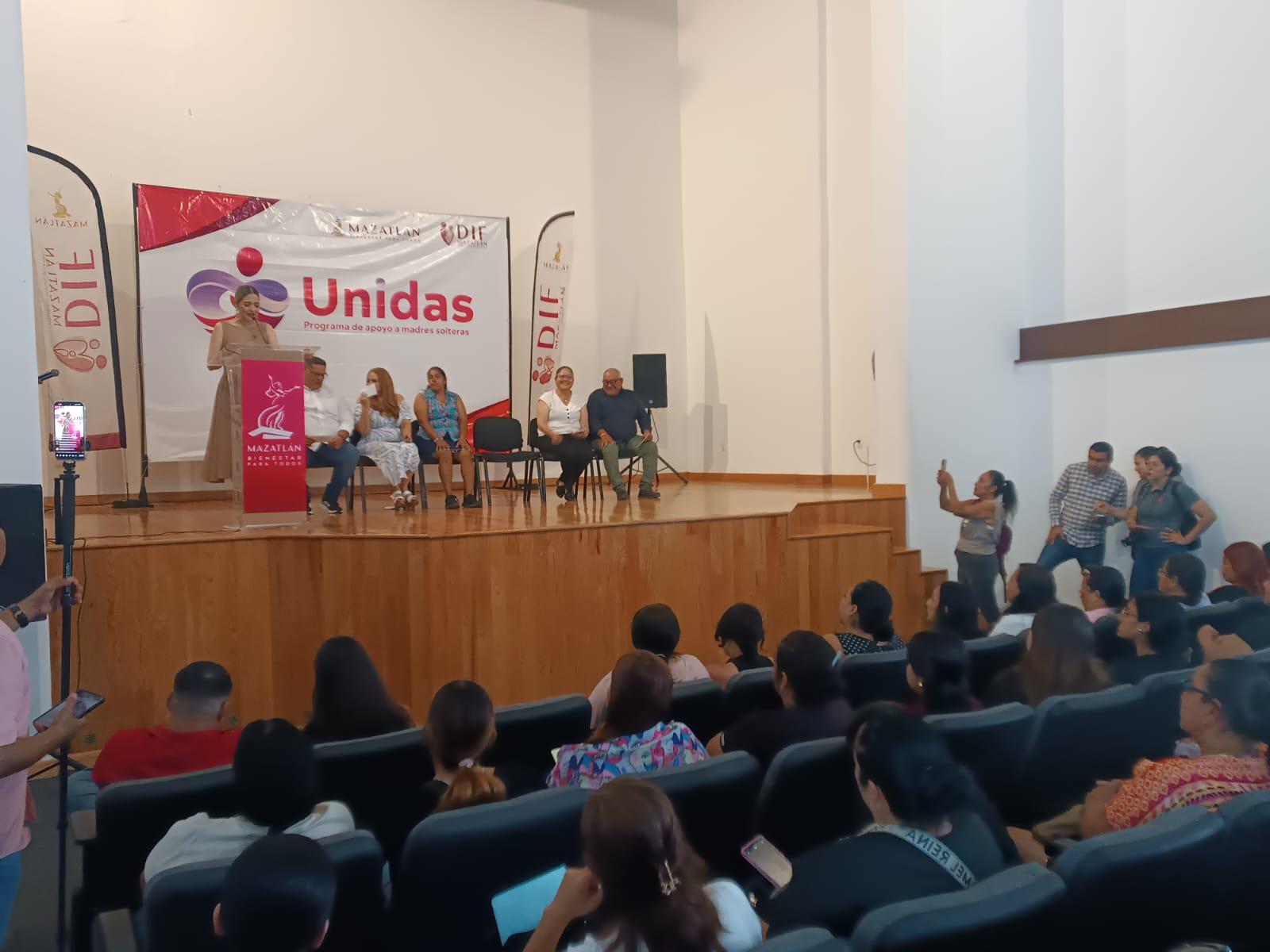 $!Con el programa ‘Unidas’, el Gobierno de Mazatlán entrega apoyos a madres solteras