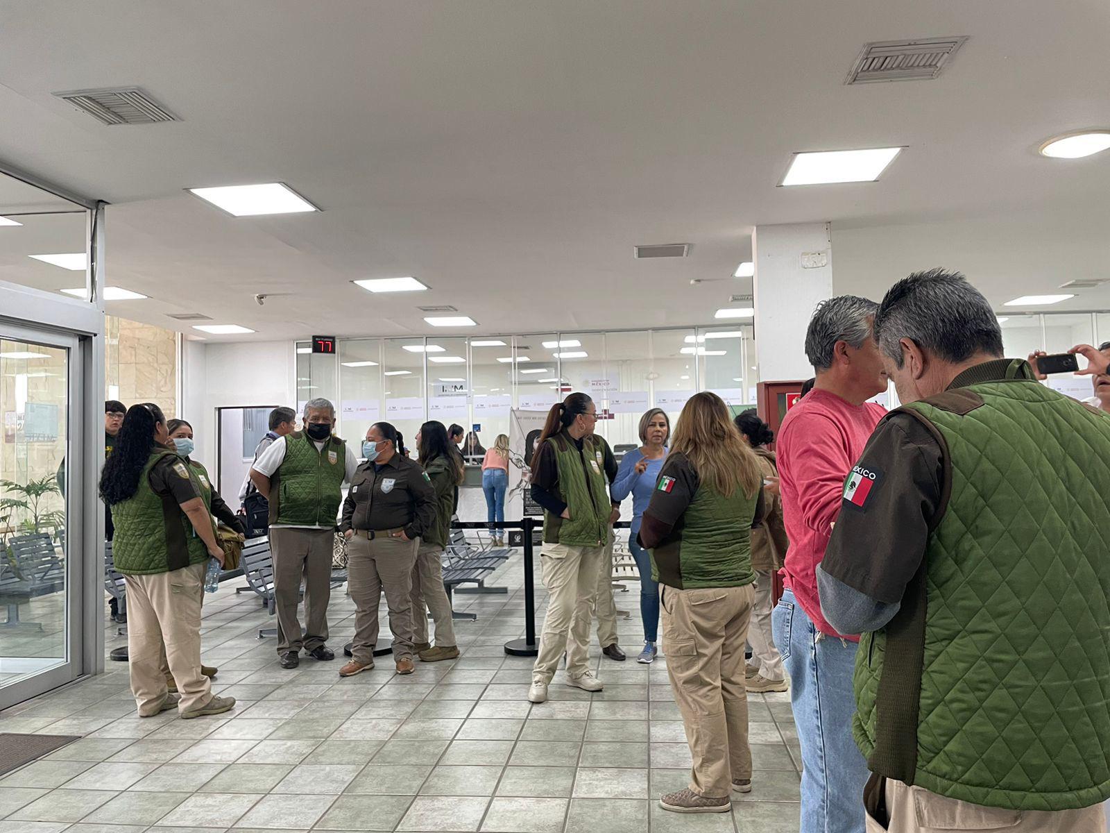 $!Agentes de Migración protestan por detenciones de compañeros