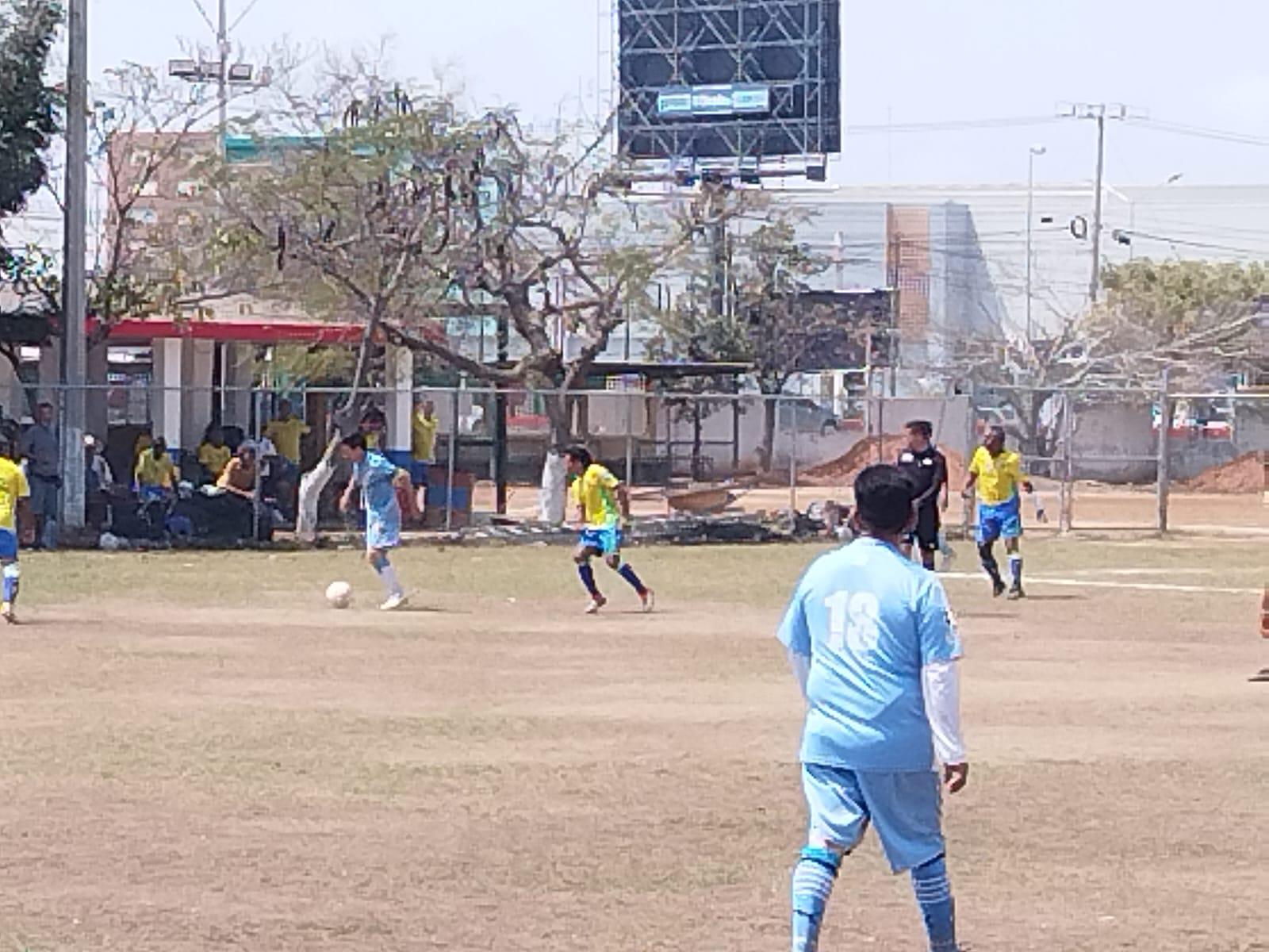 $!Frutería Bernal se bebe la Copa en Liga Veteranos Platino, en Muralla