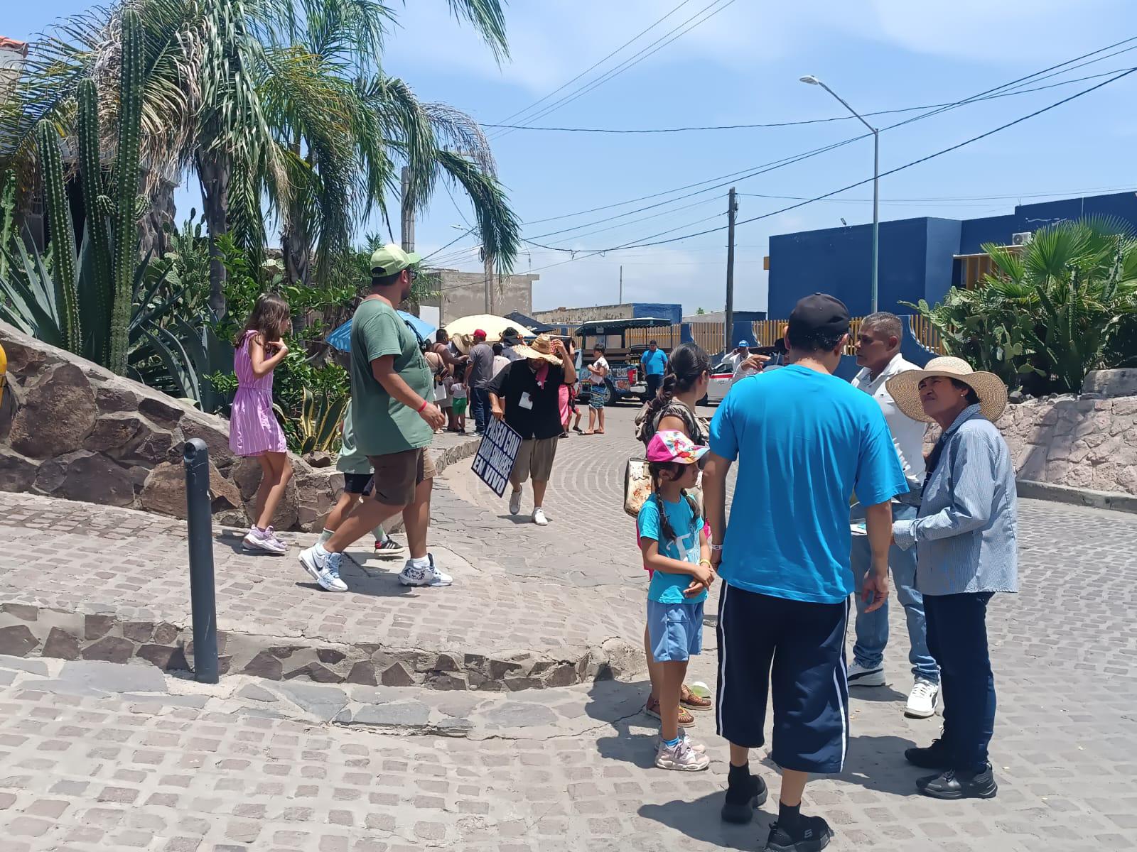 $!Por las altas temperaturas de este martes, cierran el acceso al público en el Faro de Mazatlán
