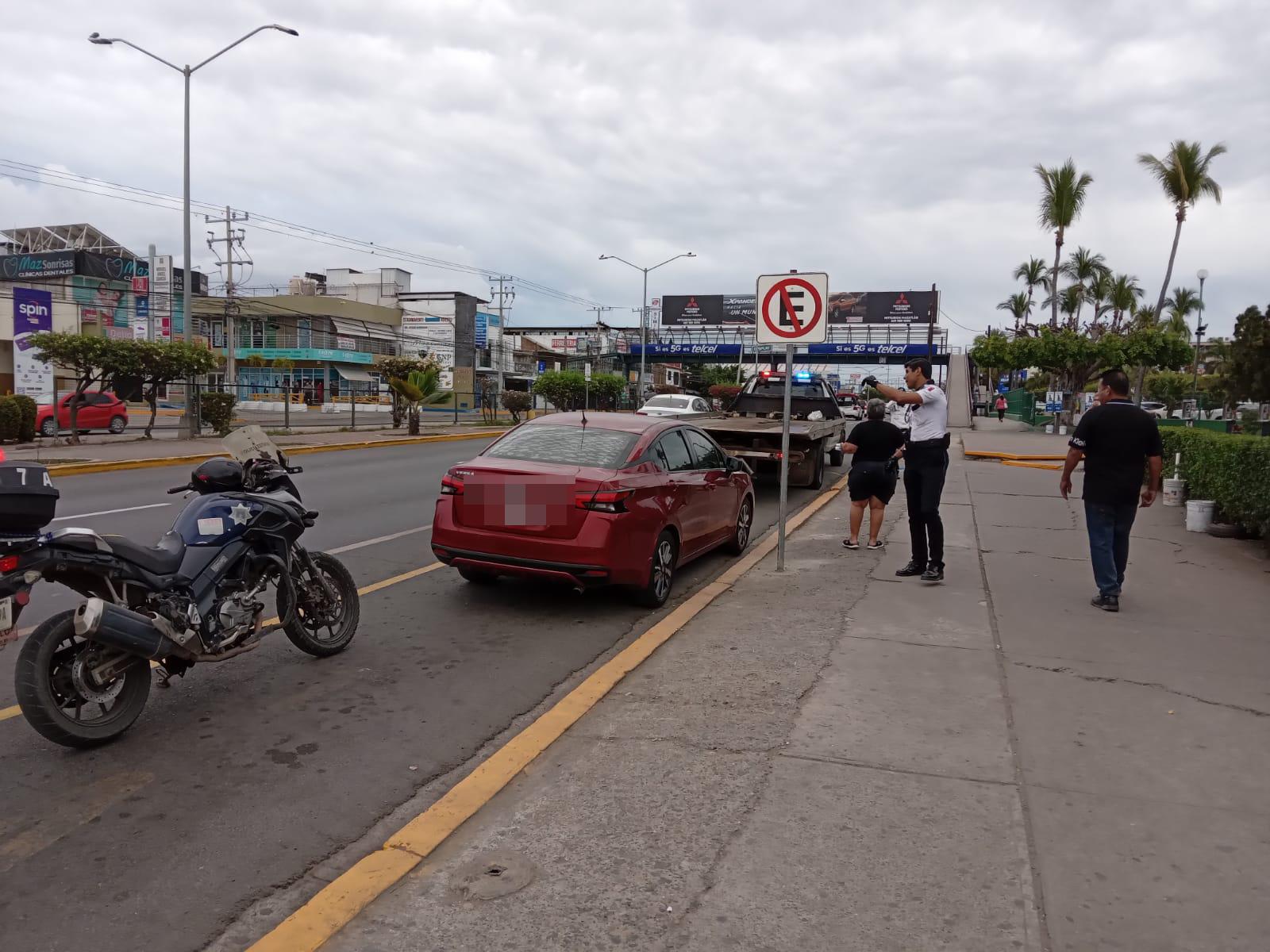$!Multa Tránsito por estacionarse alrededor del IMSS nuevo, en Mazatlán