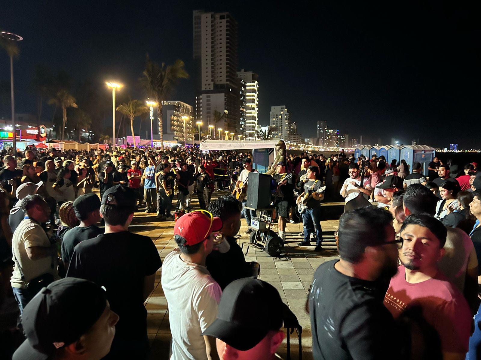 $!Se convierte malecón de Mazatlán en pista de baile este sábado de Semana Santa