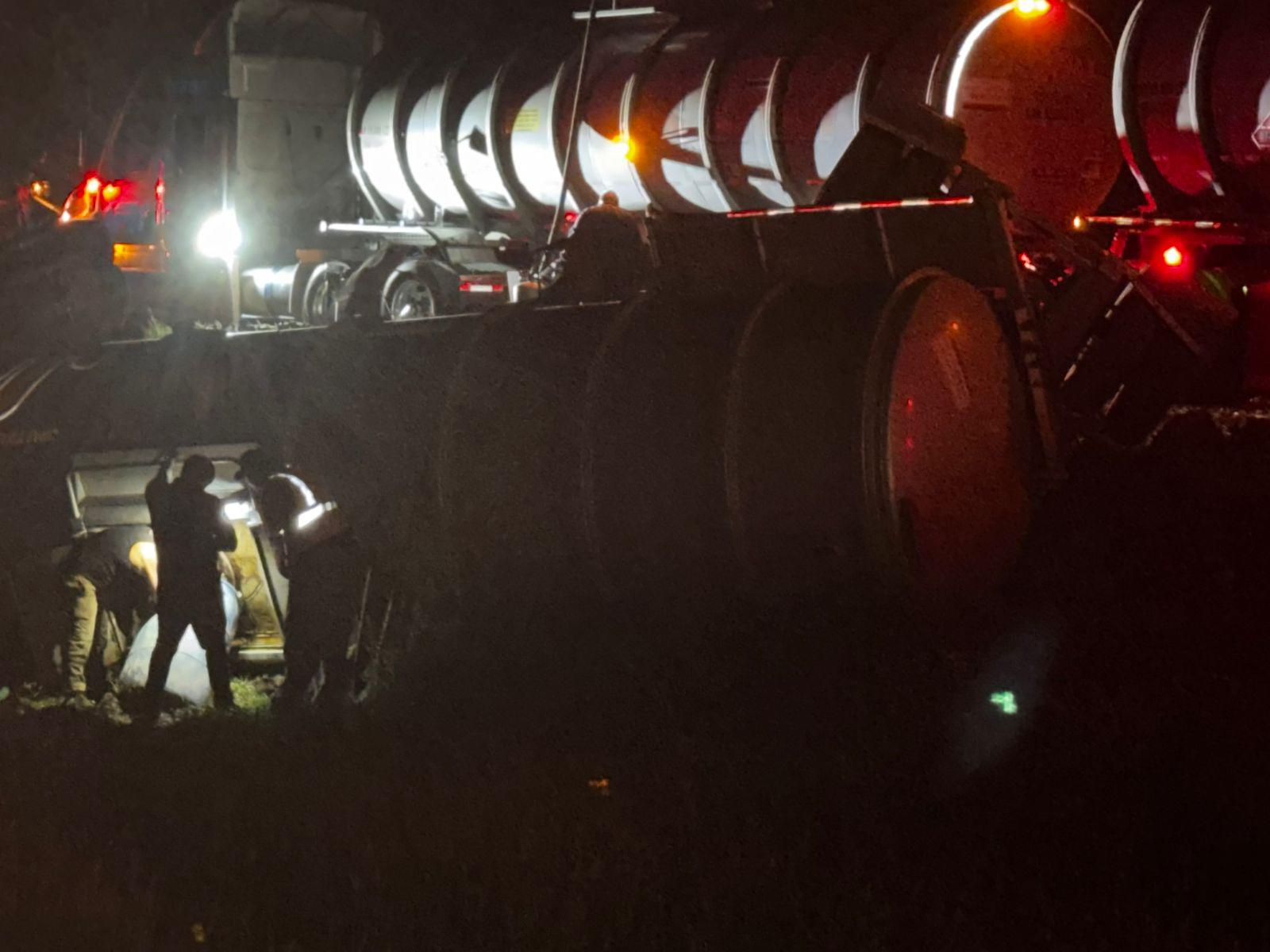 $!Cierran la Maxipista Culiacán-Mazatlán por volcadura de pipa con combustible