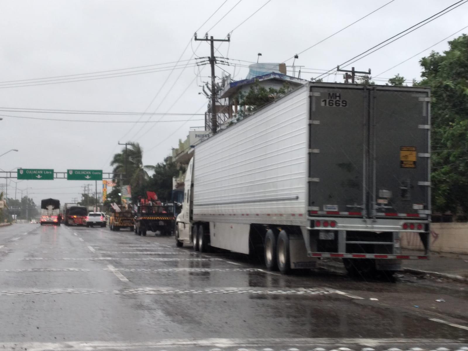 $!Salida norte de Mazatlán, saturada por cierre de autopista a Culiacán