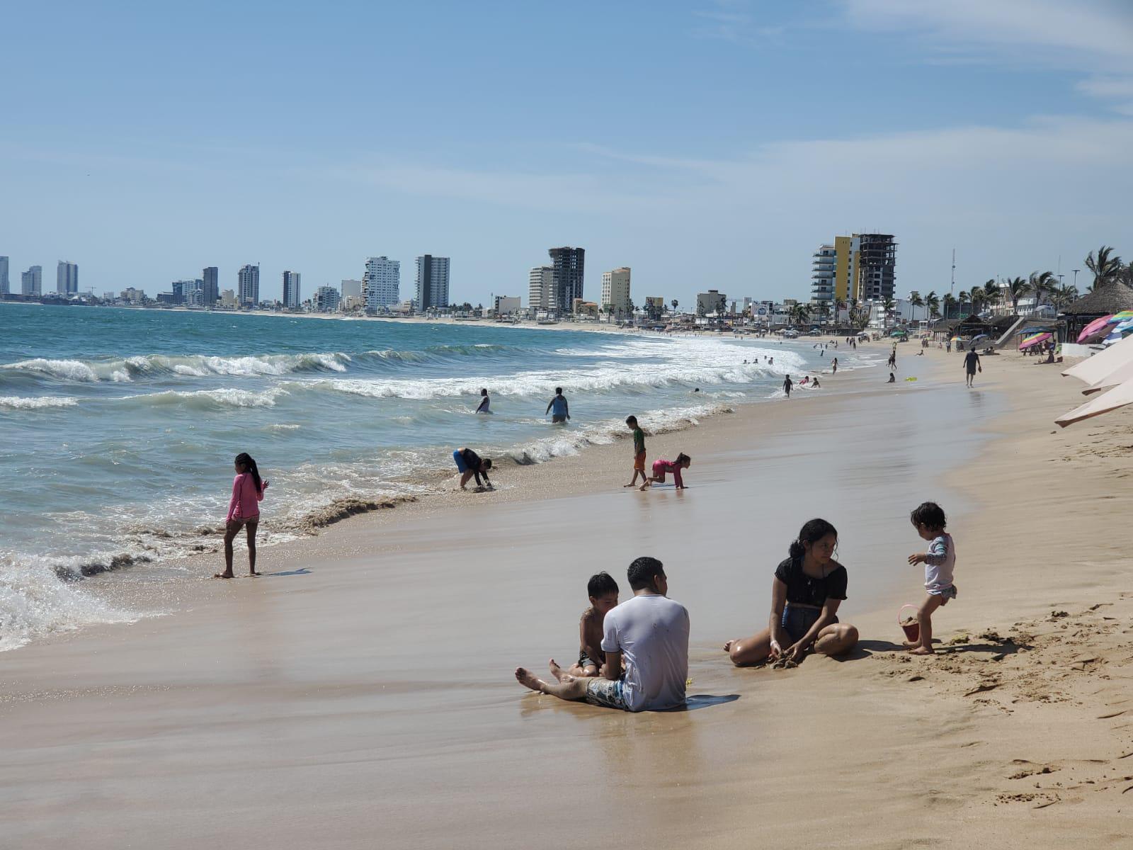 $!Luego del cambio a semáforo rojo, moderado el número de visitantes en las playas y malecón de Mazatlán