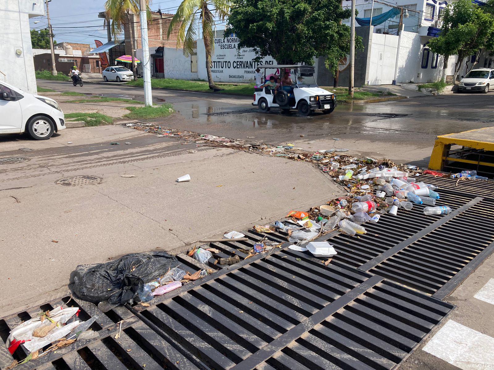 $!Permanece inundada la Cruz Lizárraga tras lluvia de este domingo en Mazatlán