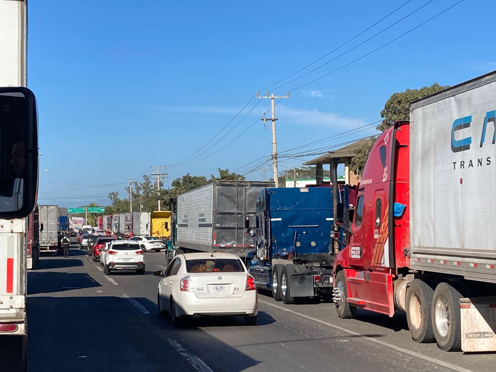 $!Traileros se manifiestan en Mazatlán por inseguridad en carreteras