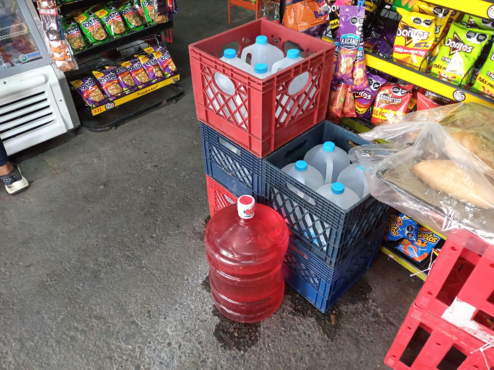 $!En Prados del Sol, Mazatlán, la gente sigue sin agua, y por eso, amenazan con bloquear el puente de la Avenida Bicentenario