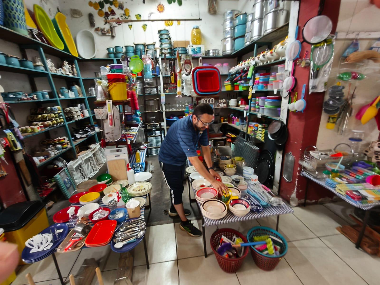 $!De ingeniero a comerciante: el relevo que salvó una tlapalería histórica en El Rosario