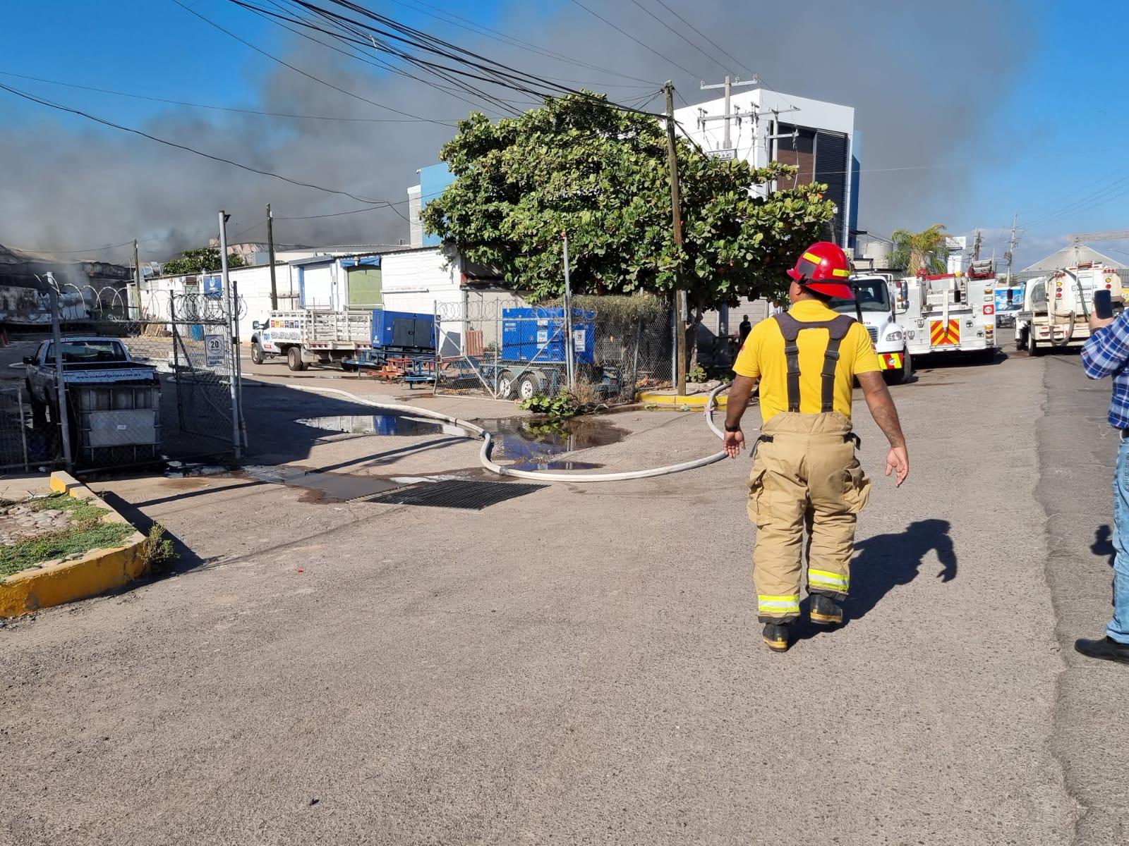 $!Se incendia bodega en el Infonavit Las Flores, en Culiacán