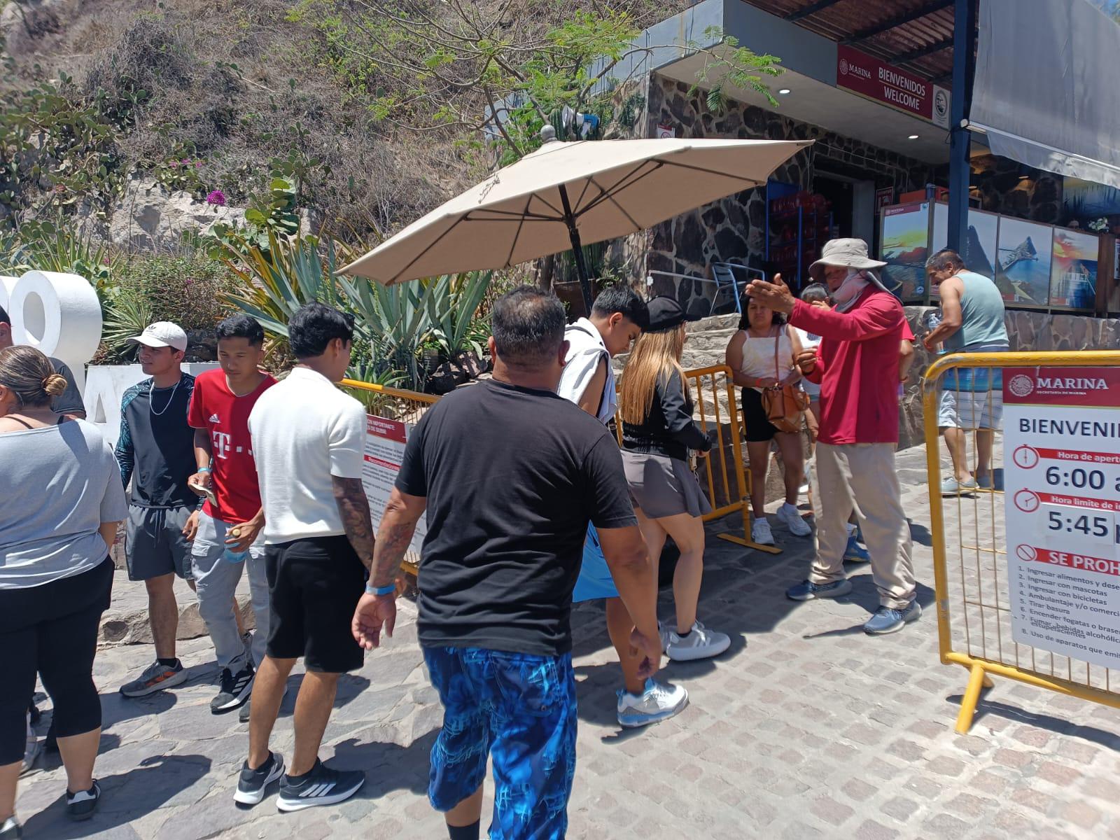 $!Visitantes y locales acuden al Faro de Mazatlán y escalan hasta la cima