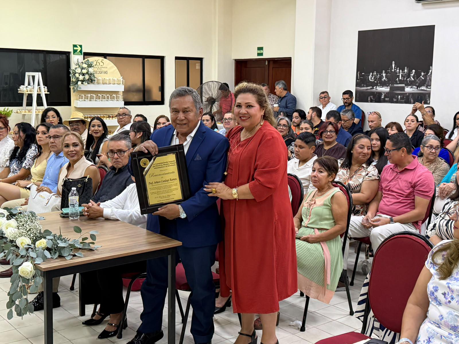 $!Recibe homenaje Arturo Cundapí Ramos por 65 años de servicio a la educación
