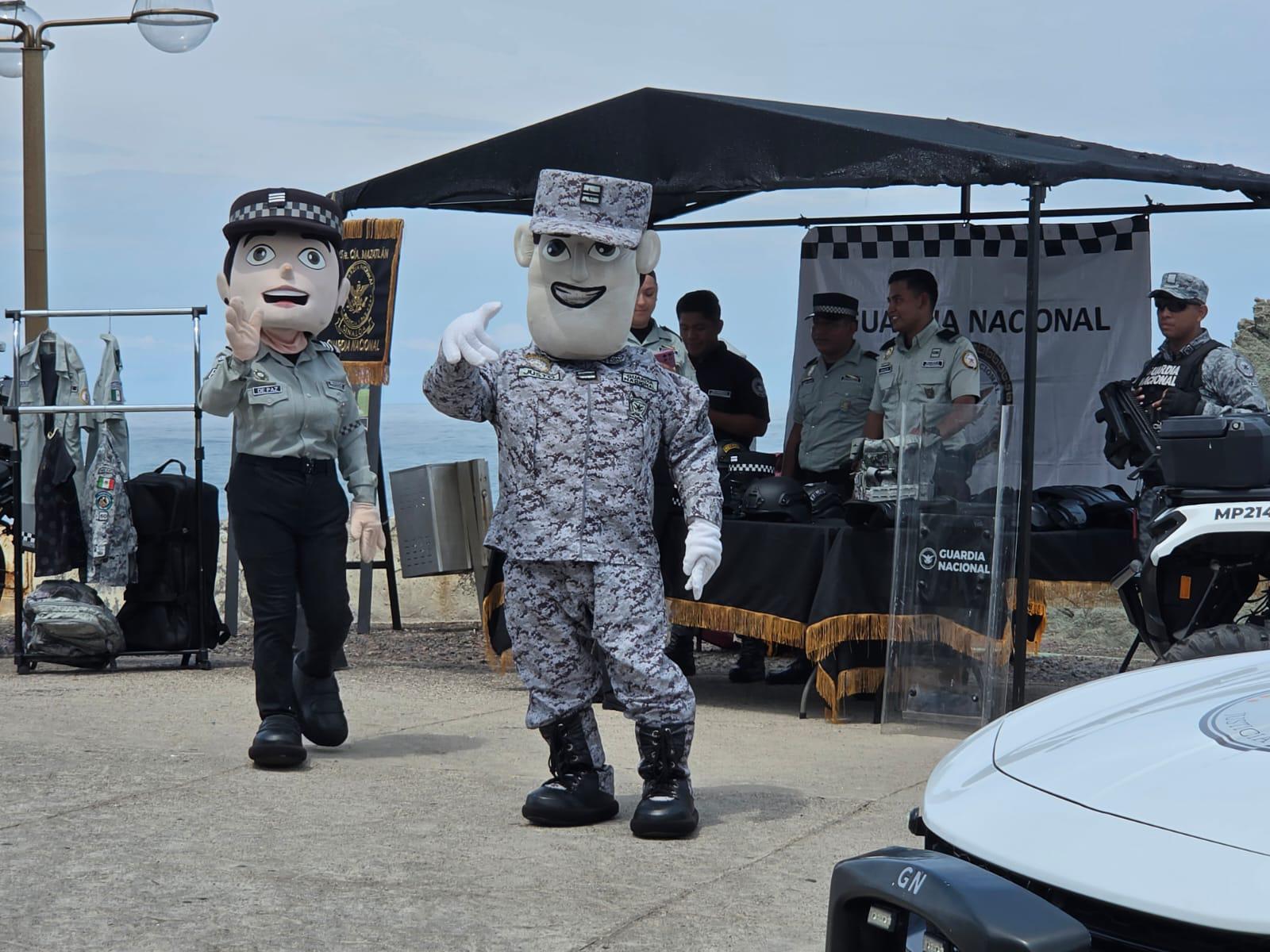 $!Realiza Guardia Nacional exposición de vehículos y equipo en Glorieta Sánchez Taboada, en Mazatlán