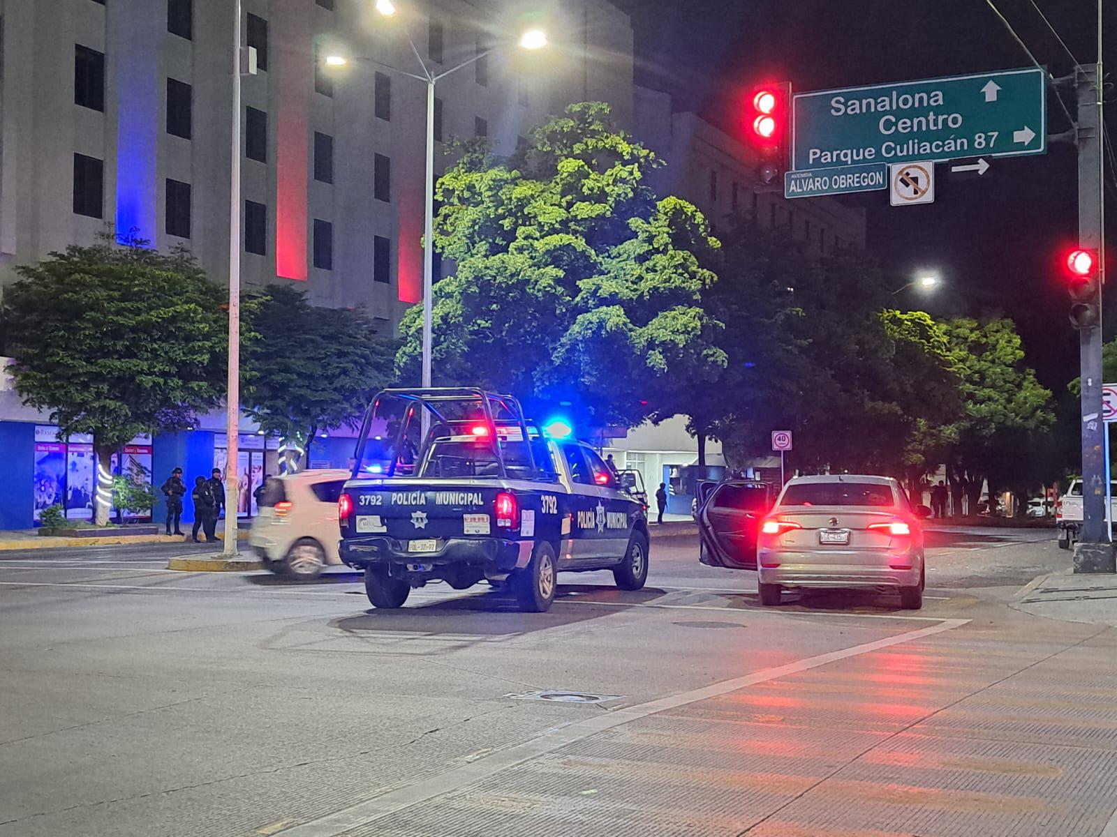 $!Grupo armado choca contra vehículo en Culiacán y se lo roba para huir