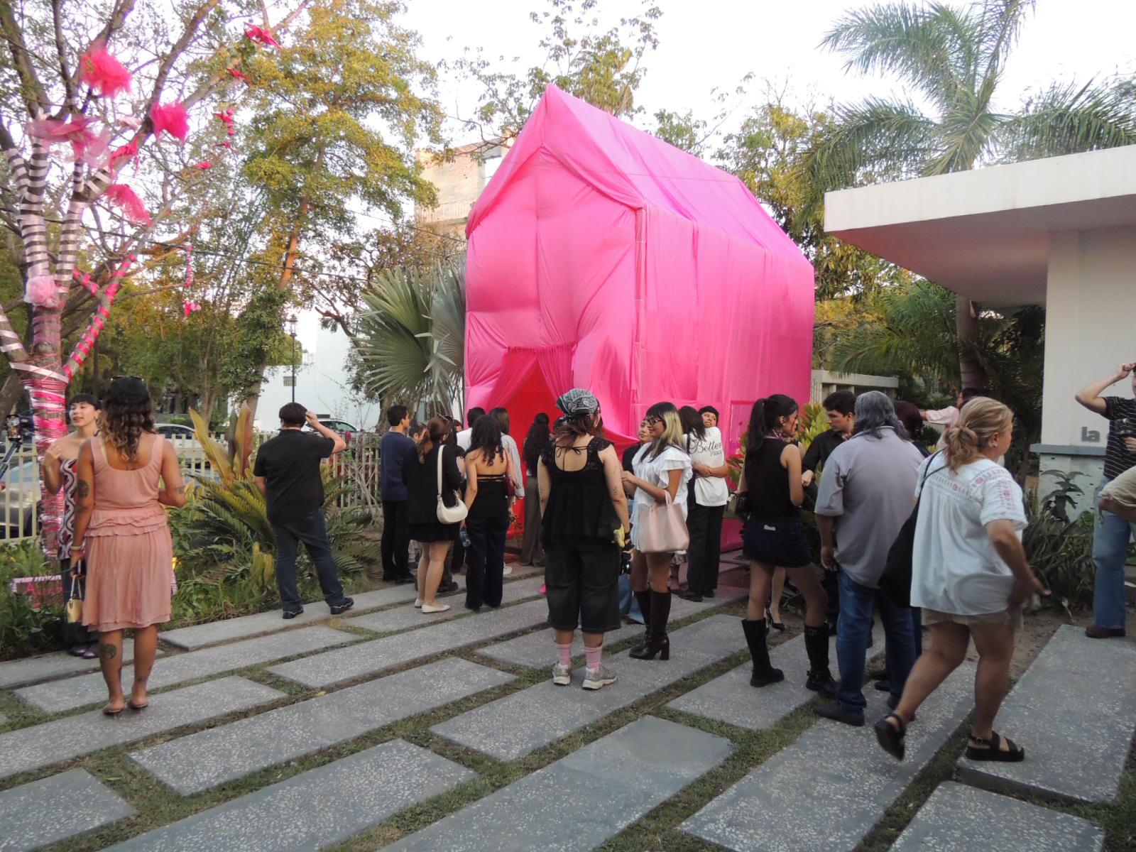 $!Importante asistencia se da cita a la exposición.