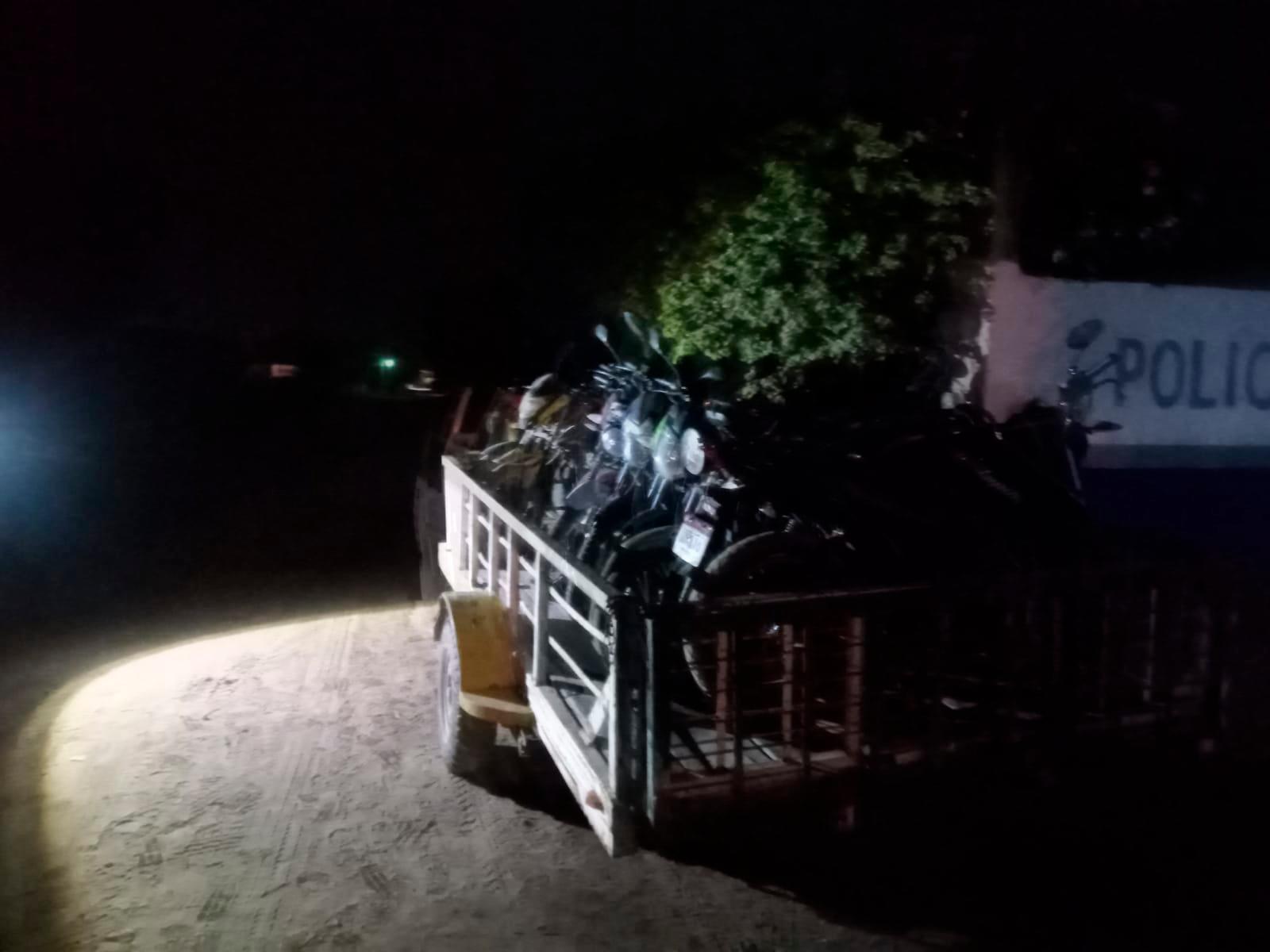$!Aseguran 12 motocicletas en Isla del Bosque, en Escuinapa, por irregularidades