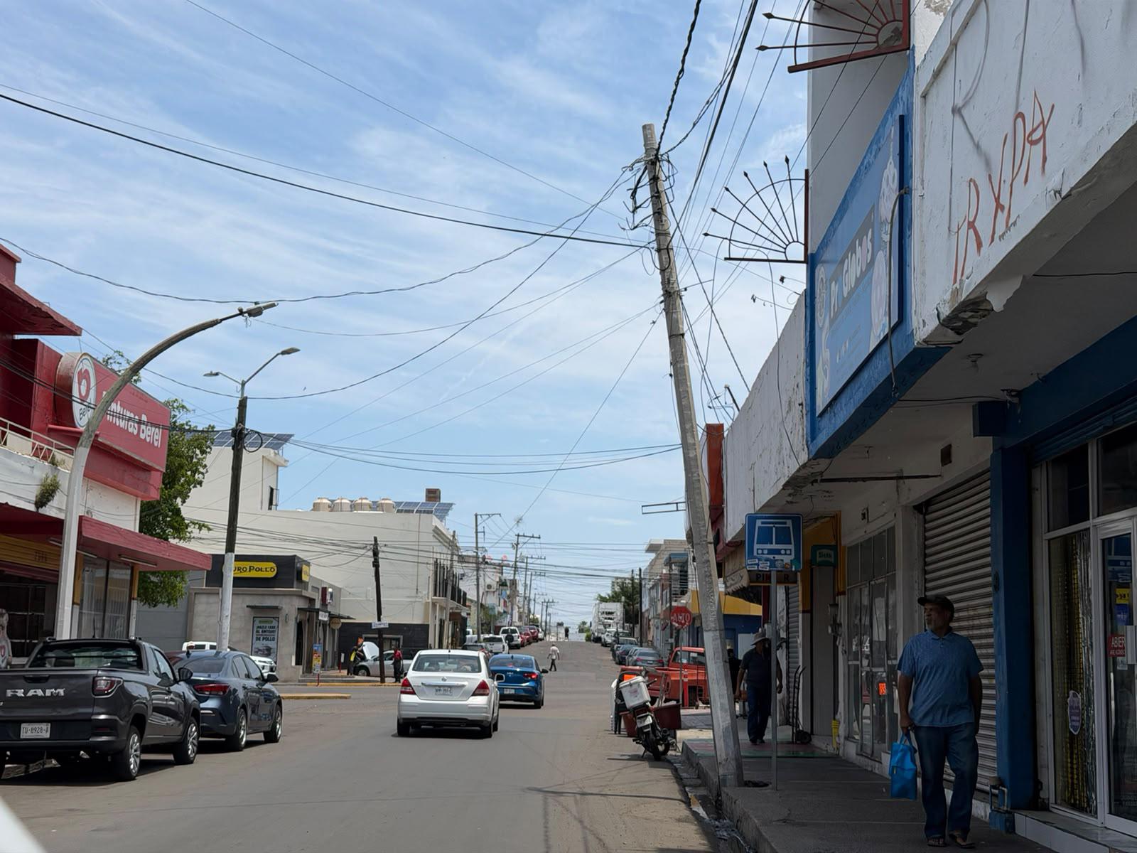 $!Postes deteriorados y saturación de cableado generan preocupación en el Centro de Mazatlán