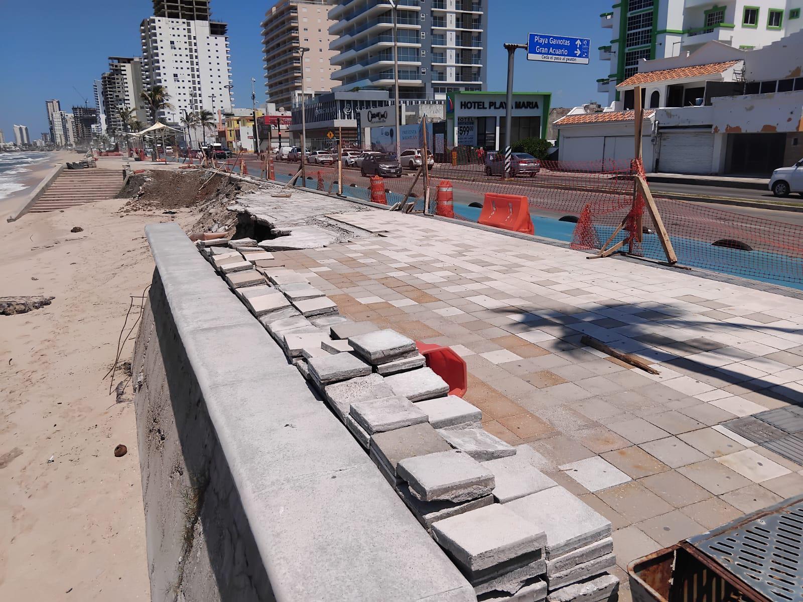 $!Continúan detenidos los trabajos de reparación de socavón en Malecón de Mazatlán