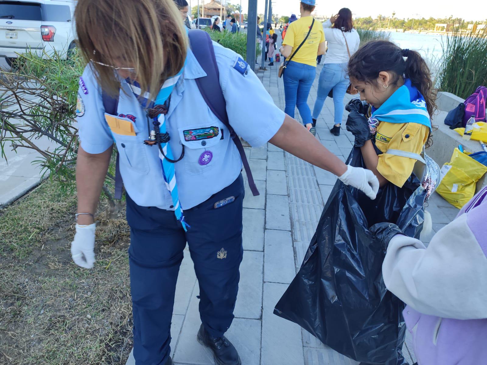 $!Scouts ponen el ejemplo sobre la recolección de basura en Mazatlán