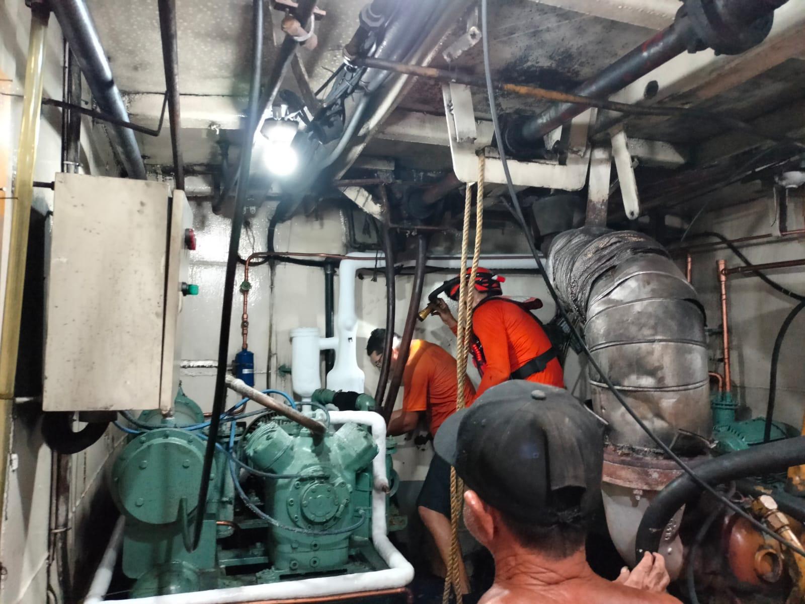 $!Personal naval apoya a 7 tripulantes y embarcación en altamar, al norte de Mazatlán