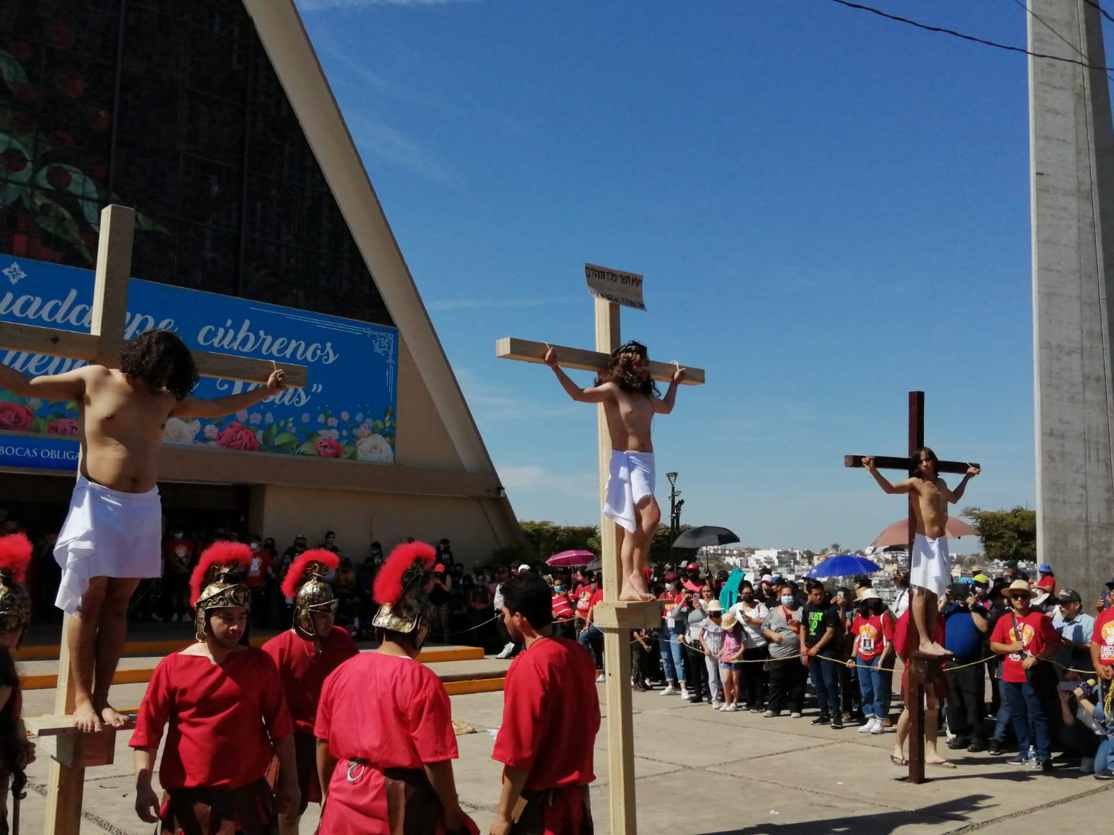 $!En Culiacán, realizan Viacrucis para recordar la Pasión de Cristo