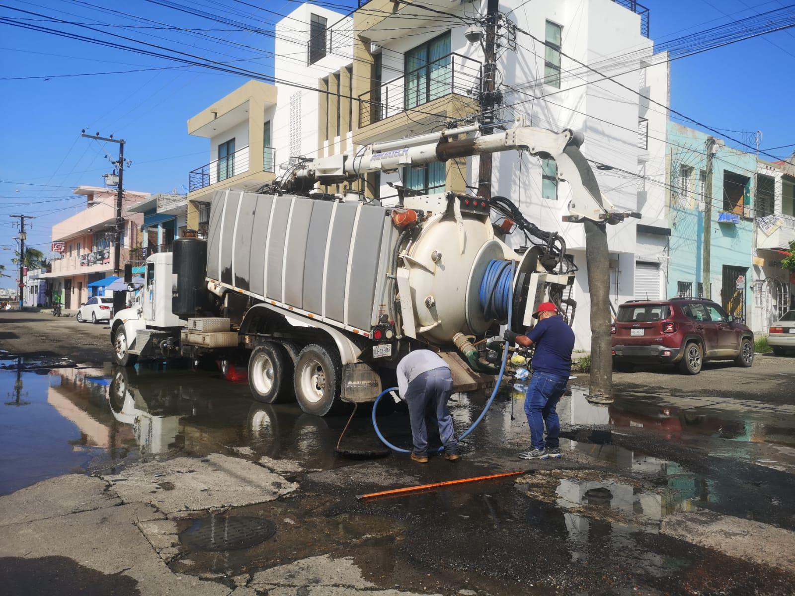 $!Bloquean crucero en el Centro de Mazatlán por baches y fuga de drenaje