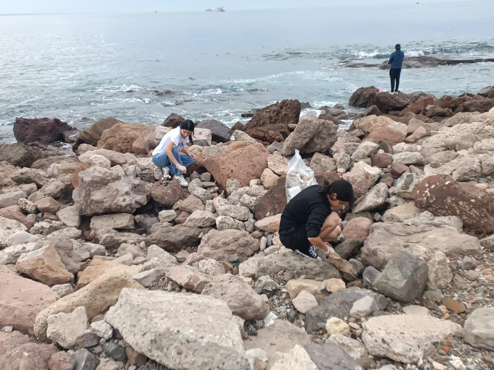 $!Voluntarios se suman a MazConCiencia en jornada de limpieza de la escollera del Faro