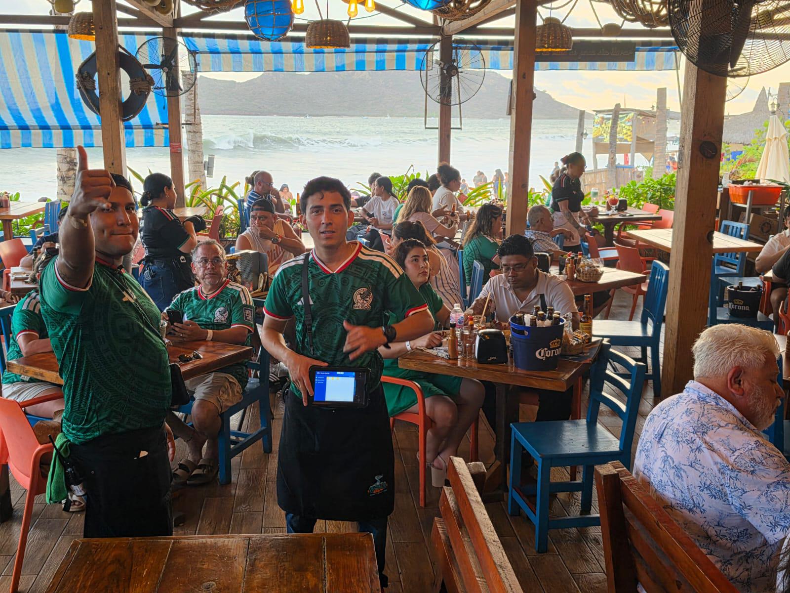 $!Se vacían las calles de Mazatlán para ver a México frente a Chequia