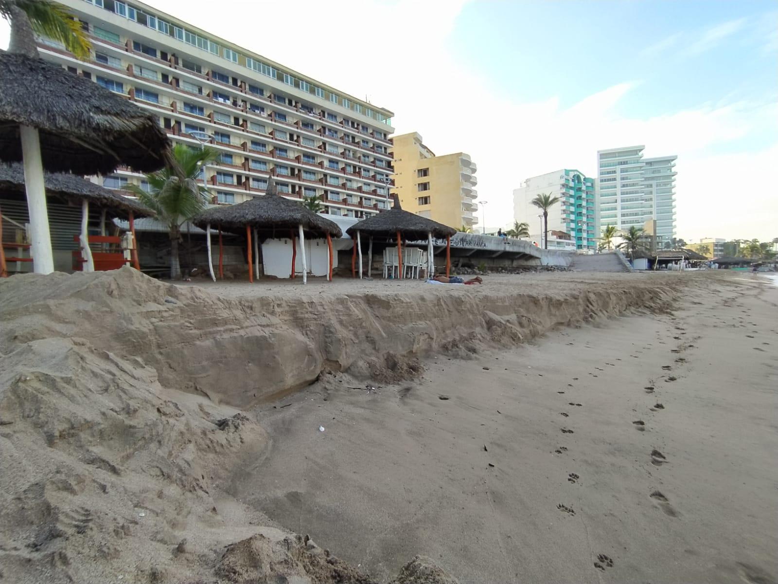 $!El huracán Nora ocasionó un fuerte oleaje a su paso por Mazatlán y dejó playas erosionadas