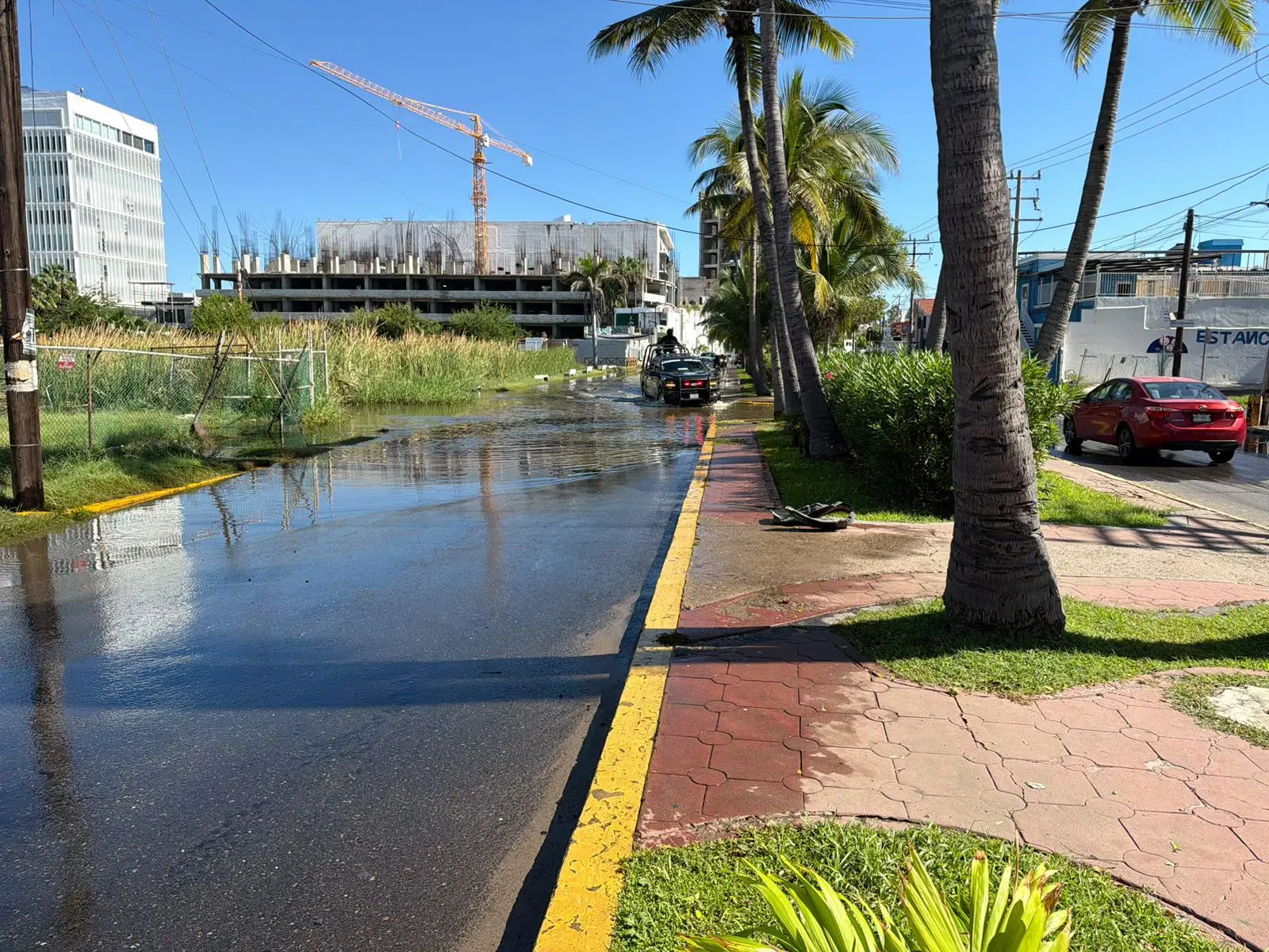 $!Desborde de Laguna del Camarón inunda vialidades y oculta riesgos en Mazatlán