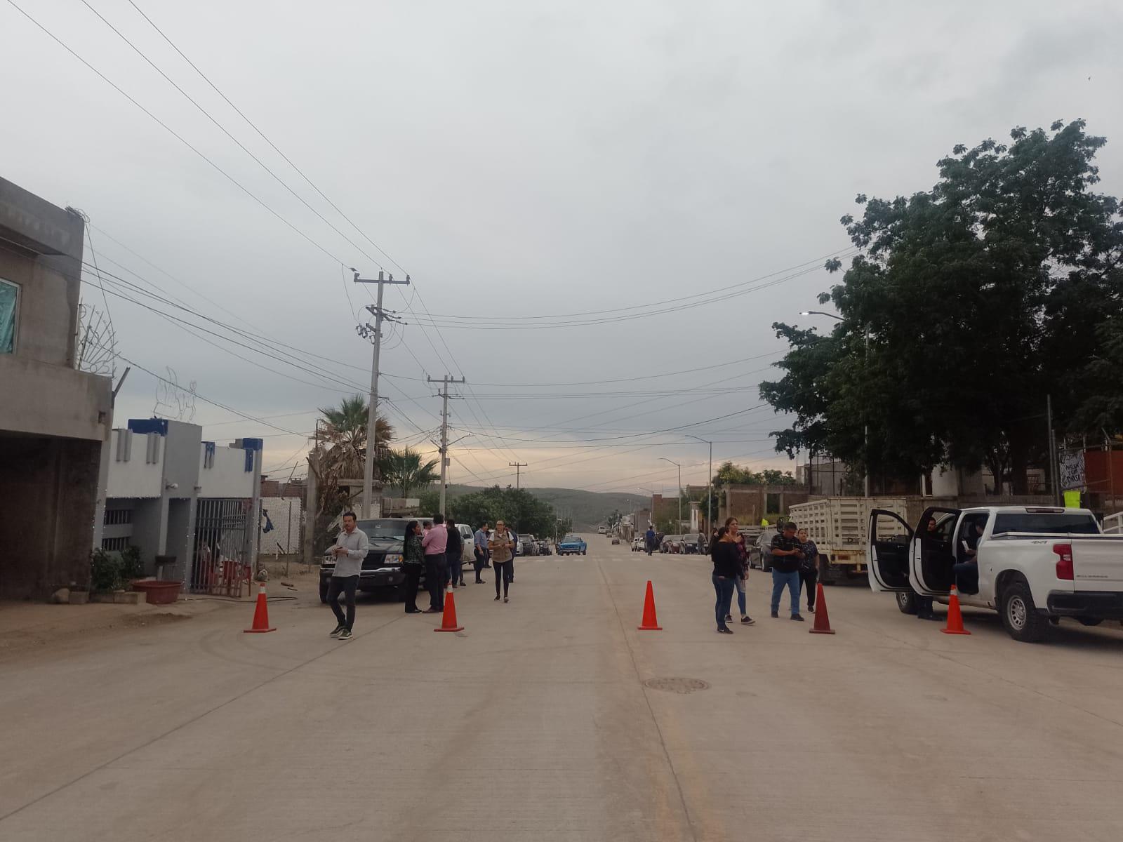 $!Después de 15 años, colonia Bicentenario de Culiacán tiene calle pavimentada
