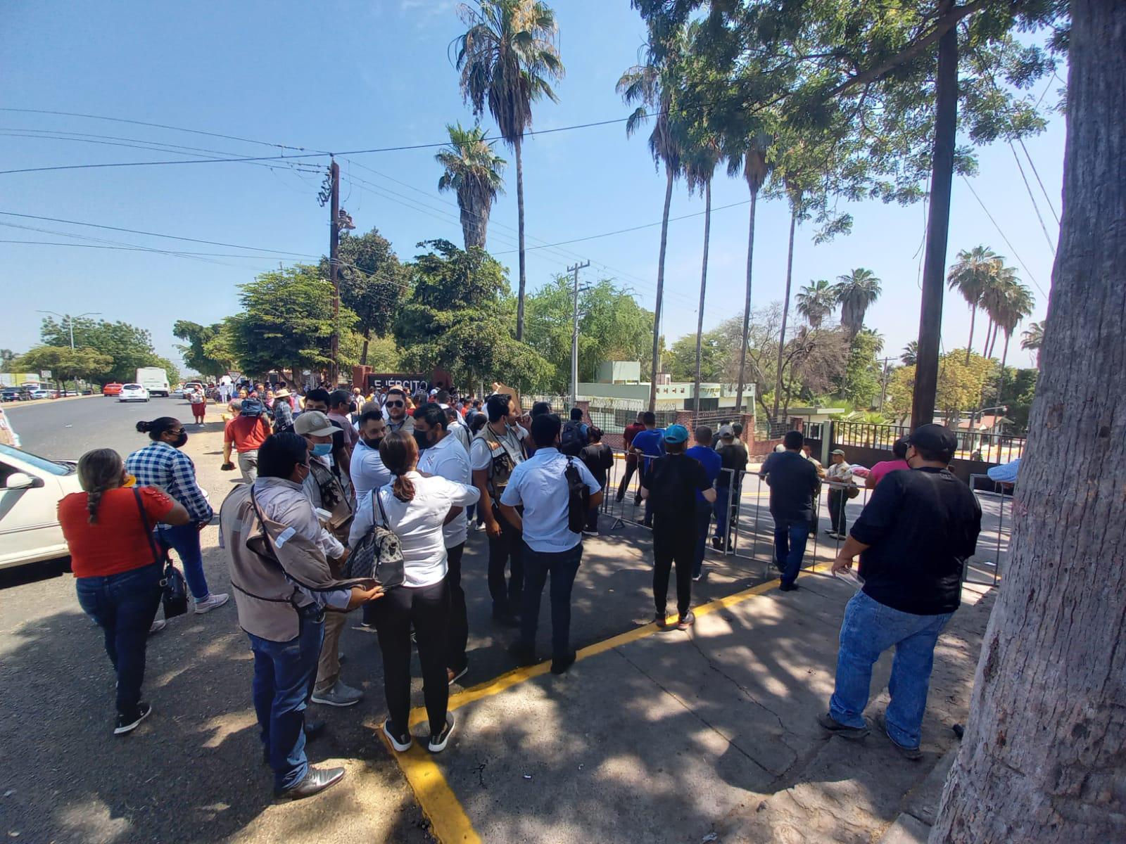 $!Manifestantes esperan a AMLO por 5 horas, pero se retira por aire
