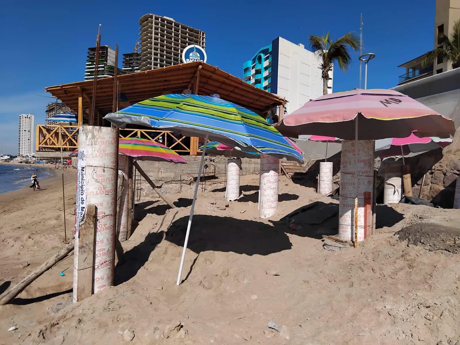 $!Suspenden obra que se realizaba en plena playa de Mazatlán