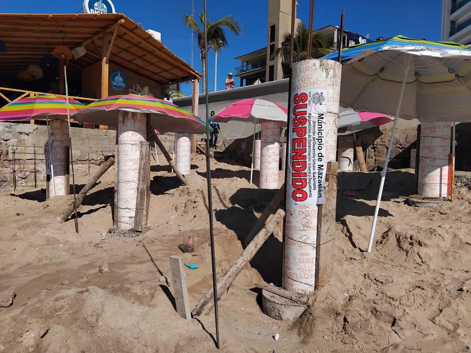 $!Suspenden obra que se realizaba en plena playa de Mazatlán