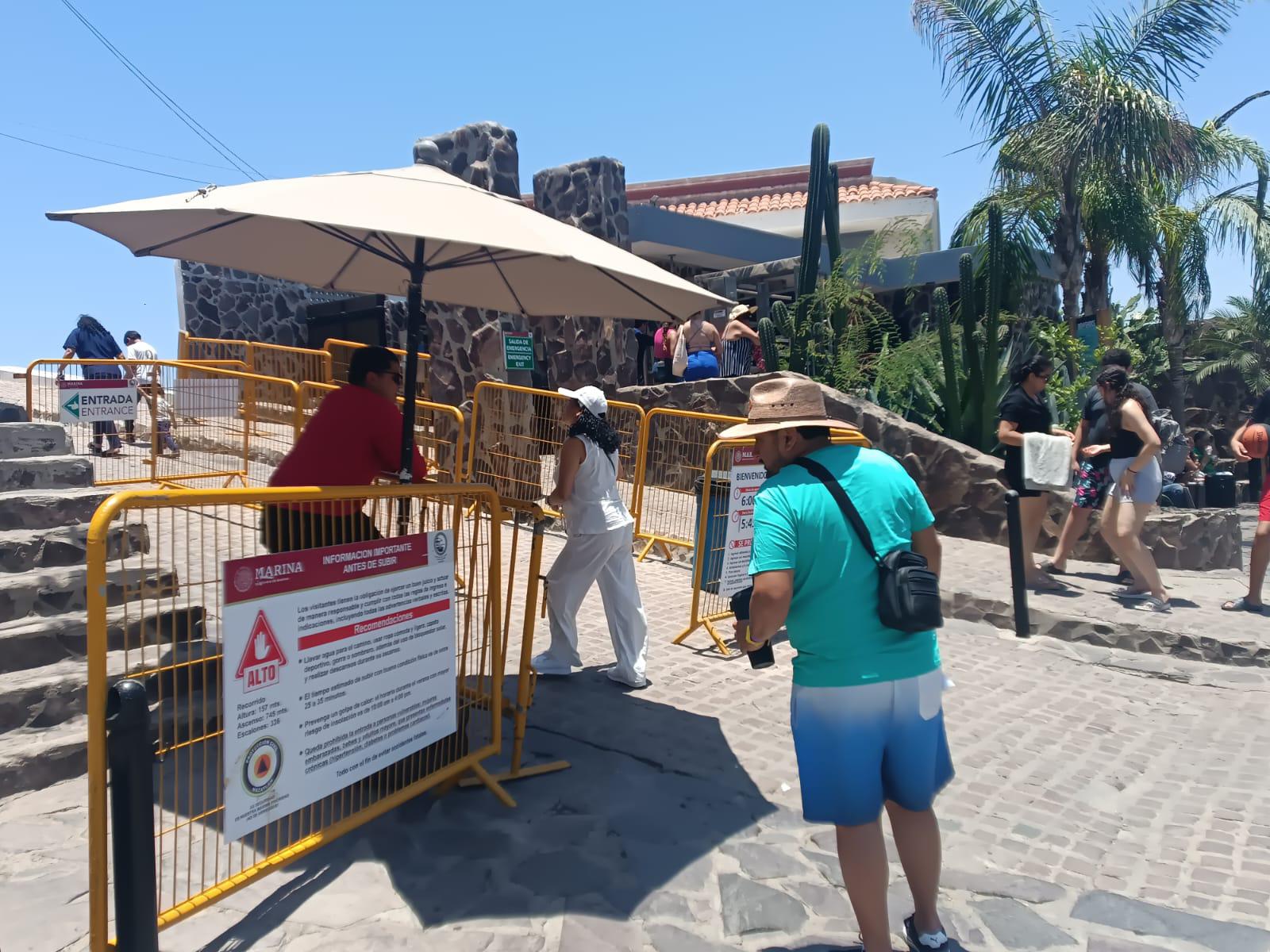 $!Visitan turistas el Faro de Mazatlán pese a los 35 grados centígrados de sensación térmica