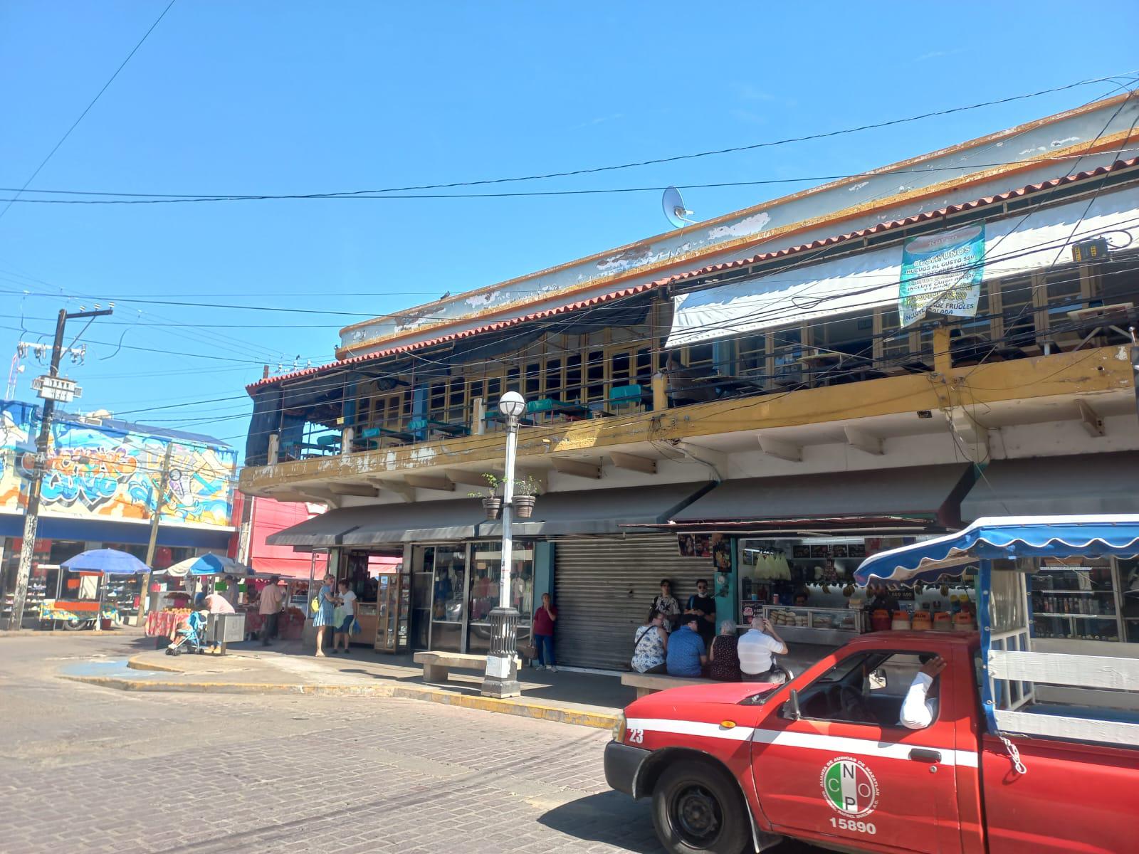 $!Vendedores ambulantes invaden ahora banqueta junto al mercado Pino Suárez, en Mazatlán