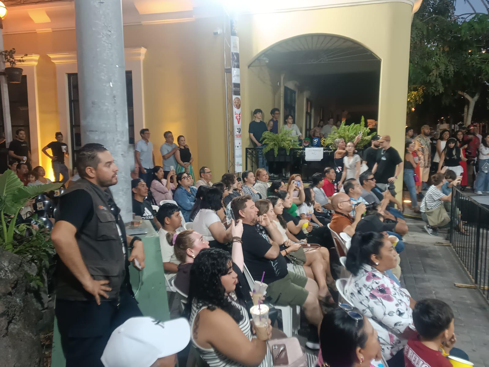 $!Lucha libre llena de adrenalina y ambiente familiar el Centro Histórico de Mazatlán