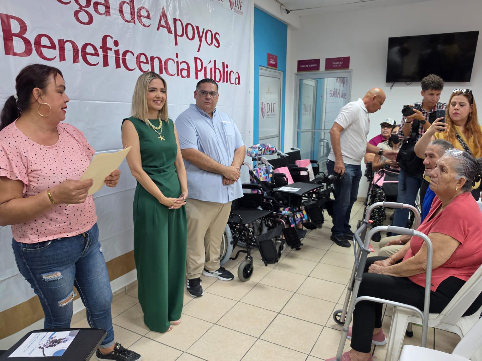 $!Entregan apoyos de la Beneficencia Pública de Sinaloa a 29 personas de Mazatlán