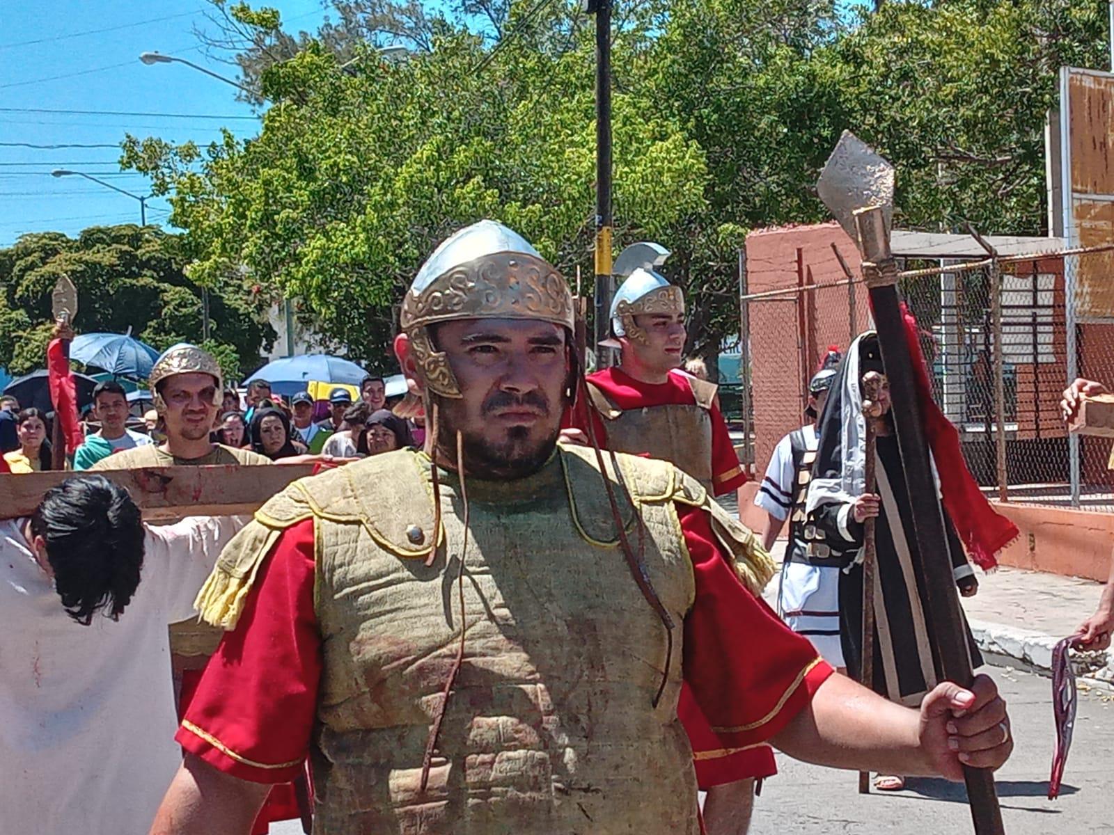 $!Mazatlecos y turistas atestiguan el Viacrucis Viviente en calles del Centro de puerto