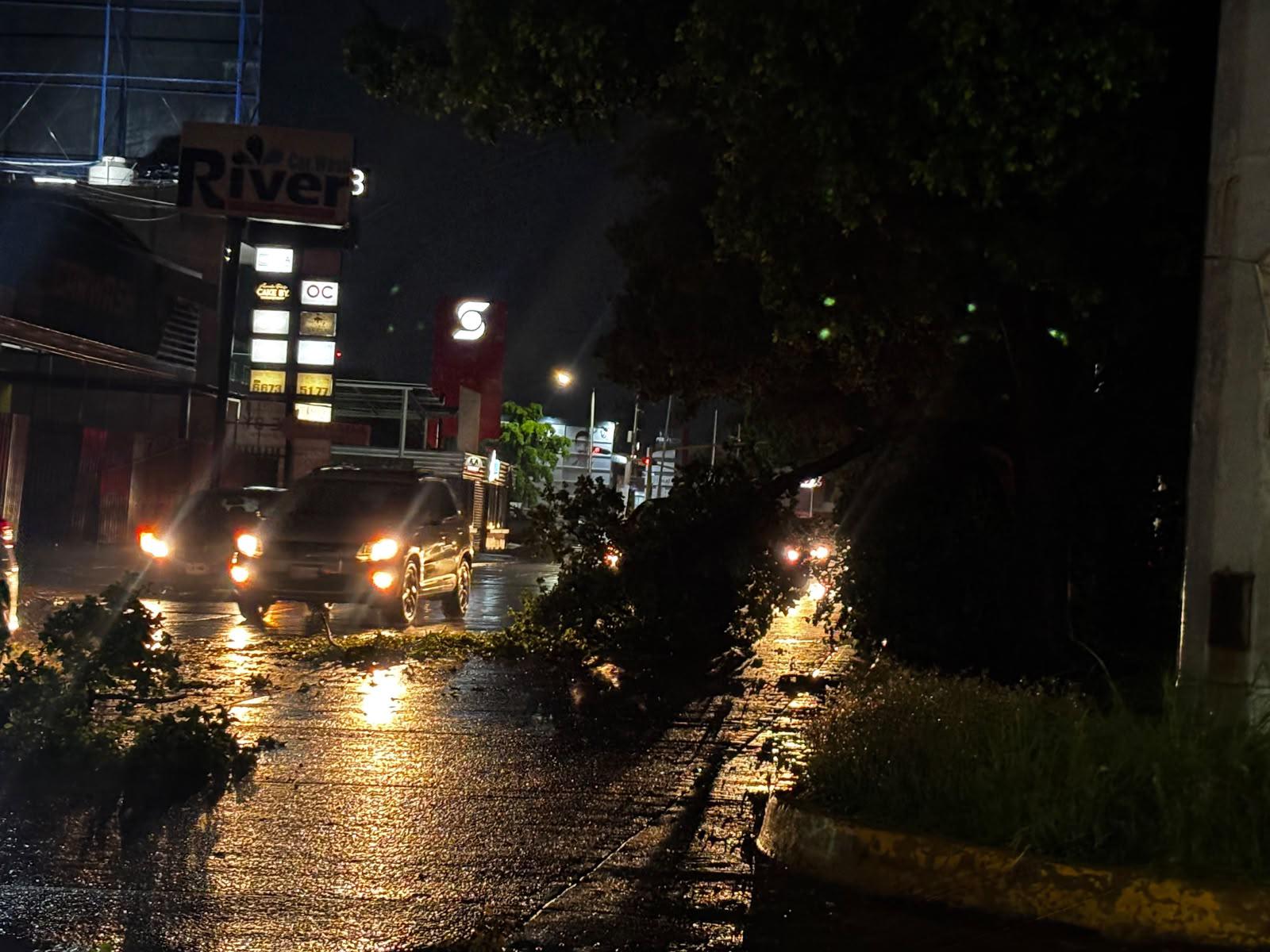 $!Lluvias dejan tres vehículos varados y afectaciones en viviendas y calles en Culiacán