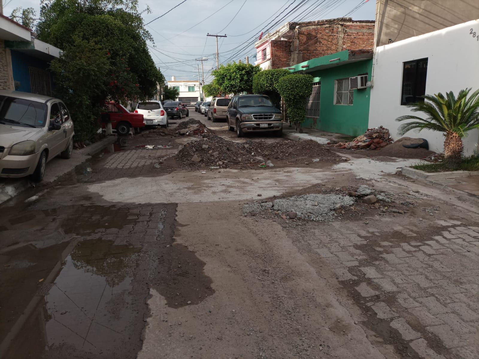 $!Vecinos de Colonia 20 de Noviembre, en Mazatlán, se quejan de fugas de agua potable y calles tapadas