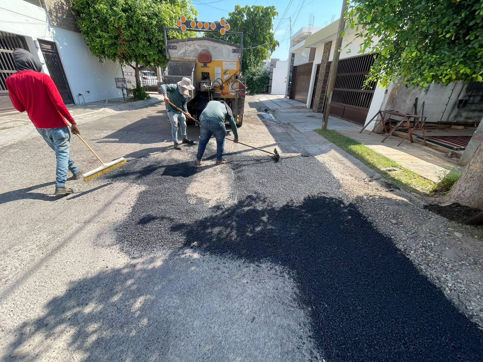 $!Realizan trabajos de bacheo en vialidades de varios sectores de Culiacán