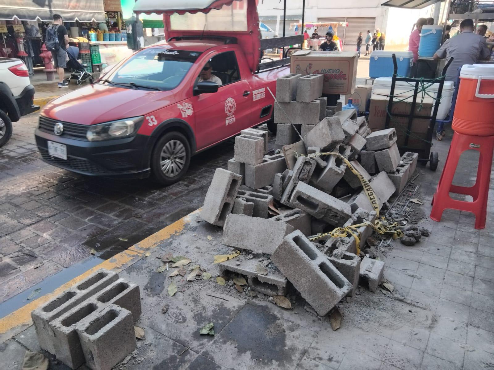 $!Construyen barda en banqueta frente al mercado Pino Suárez, en el Centro de Mazatlán